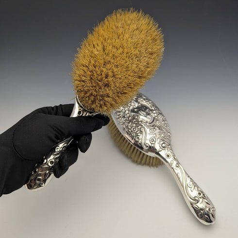 【預留】約 1890 年英國古董純銀手柄大刷子一對浮雕雕刻 Comyns